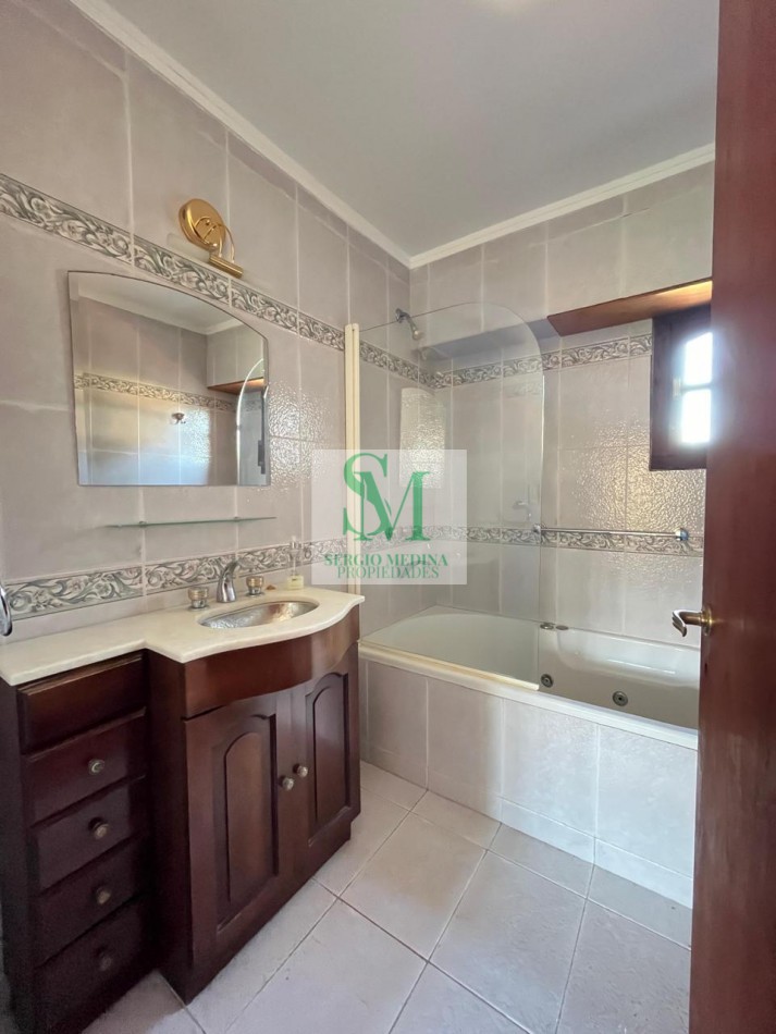 VENDO CHALET 6 AMB con QUINCHO PARQUE Y COCHERA