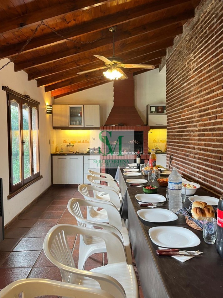 VENDO CHALET 6 AMB con QUINCHO PARQUE Y COCHERA